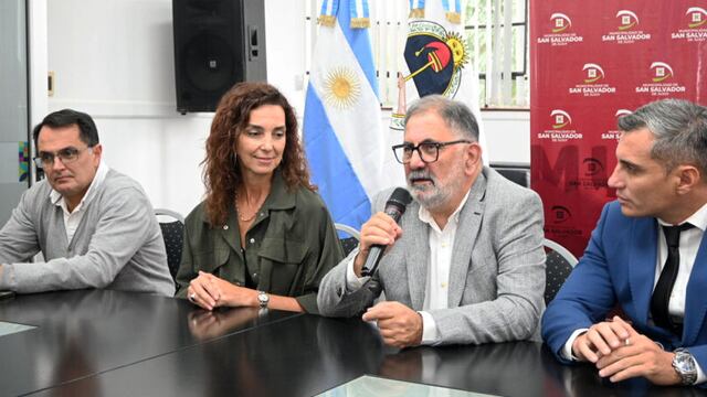 El presidente del Concejo Deliberante, Lisandro Aguiar; la gerente divisional Jujuy del banco Macro, Andrea Madariaga; el intendente Raúl Jorge y el secretario de Gobierno, Ezequiel Aldao Fascio, en la presentación de la aplicación digital para gestionar habilitaciones comerciales en San Salvador de Jujuy.