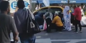 Un taxi atropelló a dos peatones y uno quedó atrapado debajo del auto.