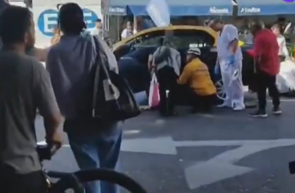 Impactante accidente en Rosario: un taxi arrolló a dos personas y una quedó atrapada