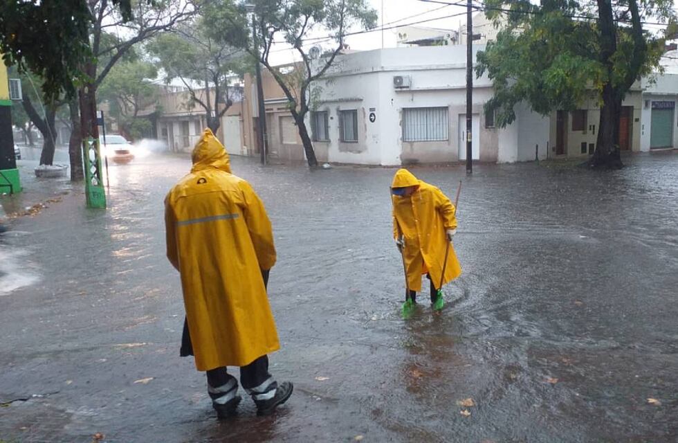 Calles anegadas, vehículos destrozados y un herido por la intensa tormenta