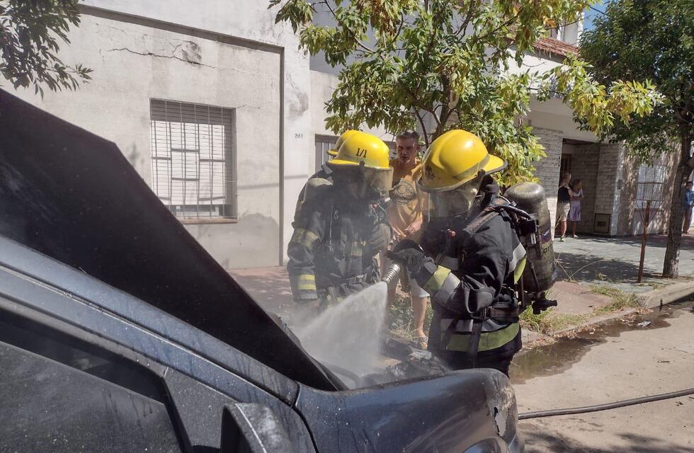 Incendió de una camioneta en barrio Roca