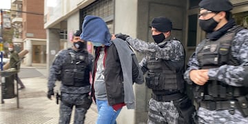 Uno de los acusados fue retirado bajo arresto de un departamento en Mitre al 1600. (@gbelluati)