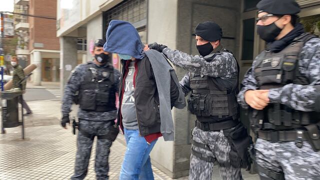 Uno de los acusados fue retirado bajo arresto de un departamento en Mitre al 1600. (@gbelluati)