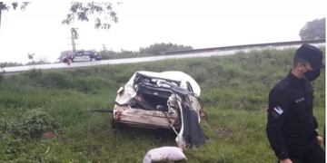 El vehículo quedó destruido luego del despiste