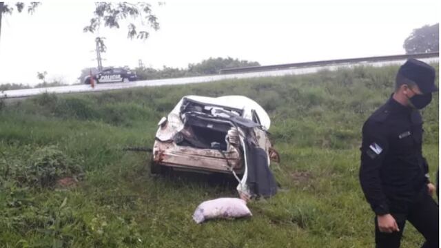 El vehículo quedó destruido luego del despiste