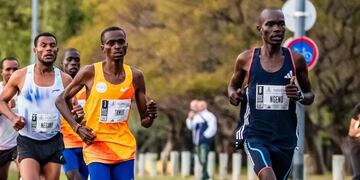 Robert Kimutai Ngeno (derecha) durante la Maratón