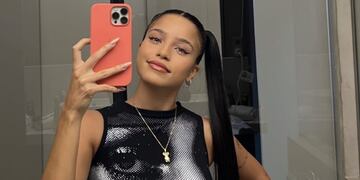 Emilia mostró el tutorial de maquillaje con brillitos y cómo se prepara para sus shows.