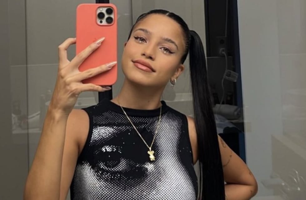 Emilia mostró el tutorial de maquillaje con brillitos y cómo se prepara para sus shows