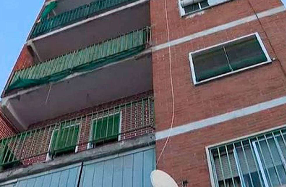 Vivía con el cadáver de su padre y antes de ser desalojado, saltó desde un tercer piso