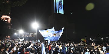 La zona de Avenida Belgrano se llenó de hinchas sin importar las medidas para prevenir el contagio de coronavirus.