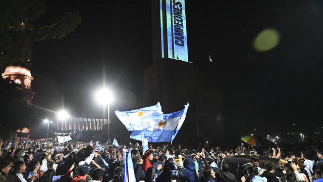 La zona de Avenida Belgrano se llenó de hinchas sin importar las medidas para prevenir el contagio de coronavirus.