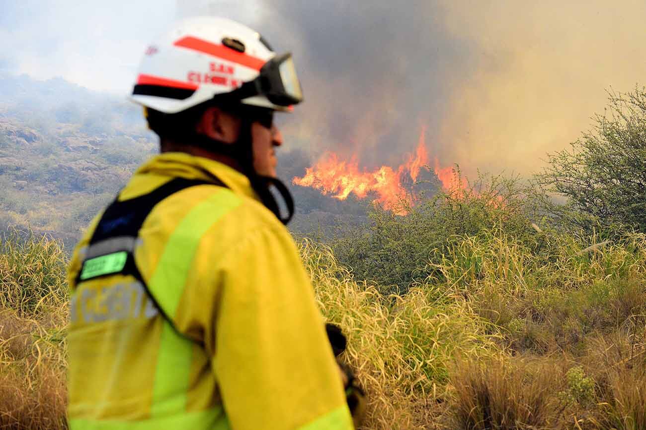 Incendio en la Quebrada del Condorito. Cortan el camino a las Altas Cumbres y despliegan un gran operativo terrestre y aéreo. (José Hernández / La Voz)