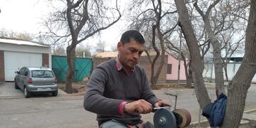 Antonio Ferreira sale casa por casa sin importar el día: así afilaba cuchillos un domingo al mediodía.