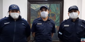 Nadia Villegas, Fernando Cortez y Diego Recabarren, los tres policías que asistieron a la joven en su parto.