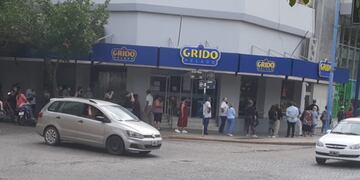 Largas colas en los bancos de la ciudad