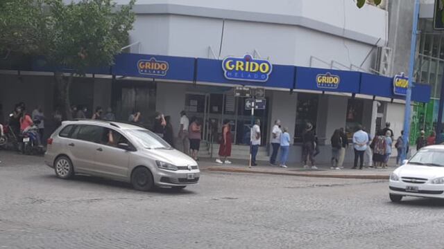Largas colas en los bancos de la ciudad