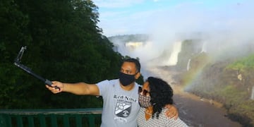 Turistas del lado brasilero de las Cataratas en pandemia.