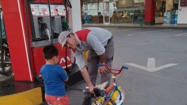 Foto viral del estacionero atendiendo a un niño en la Estación Marther Arroyito