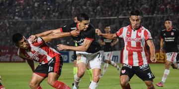 Peleado y con pocas luces. Lucas Bovaglio reconoció que Instituto no terminó bien los pocos contra ataques que pudo fabricar (Foto: Prensa San Martín).