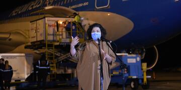 Carla Vizzotti brindó una conferencia de prensa en Ezeiza. (Foto: Clarín)