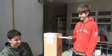 Facundo Zappa 16 años votó por primera vez para las PASO, en la escuela Adolfo Pérez Esquivel de Capital
  Foto: José Gutierrez / Los Andes