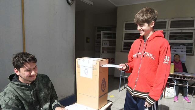 Facundo Zappa 16 años votó por primera vez para las PASO, en la escuela Adolfo Pérez Esquivel de Capital
  Foto: José Gutierrez / Los Andes
