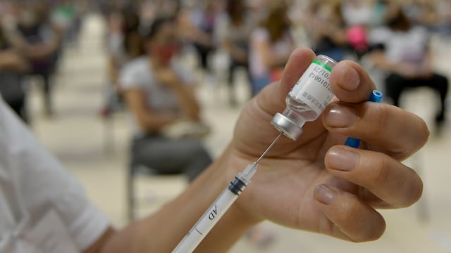 Unos 300 docentes del nivel inicial iniciaron el plan de vacunación al sector en el Complejo Deportivo Municipal