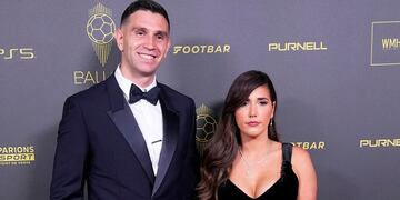 Dibu Martínez junto a su esposo, en la alfombra roja. (Foto: AP).