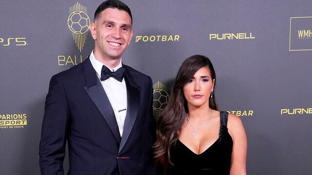 Dibu Martínez junto a su esposo, en la alfombra roja. (Foto: AP).