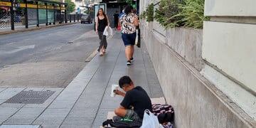 Crece el número de chicos que piden limosna en las calles y distintas ONGs piden una ley nacional para hacer un censo específico.