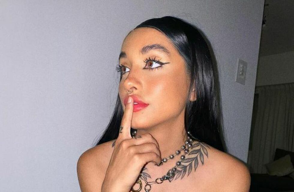 María Becerra besó a una fan en la previa de sus show en Santiago del Estero