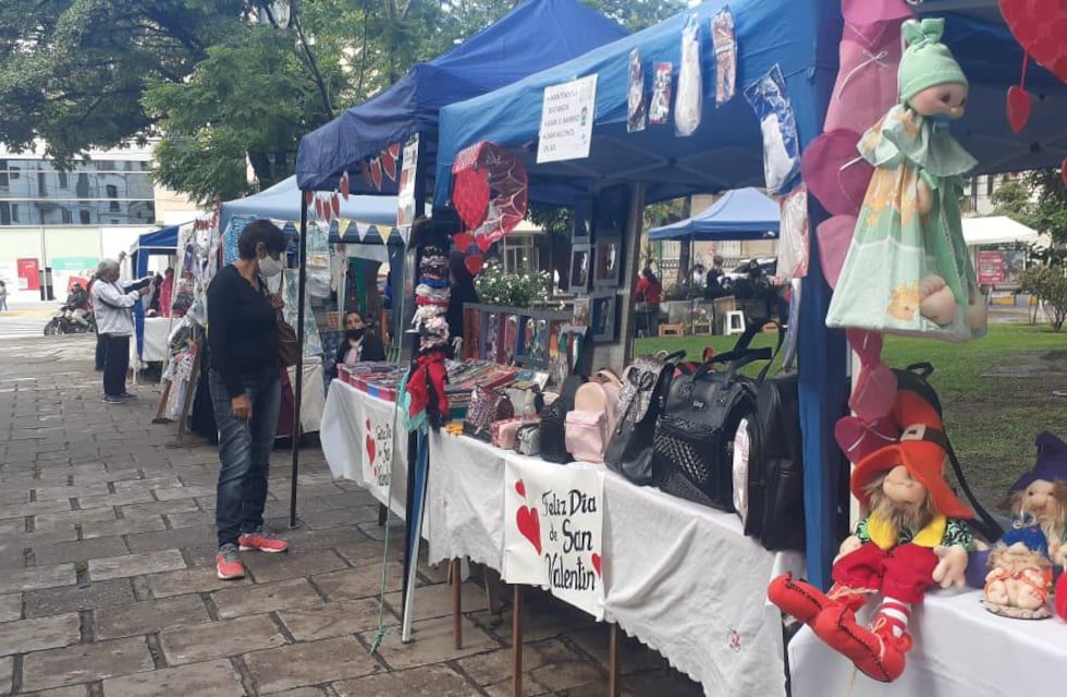 Después de un año regresó la feria de artesanos a la Plaza Belgrano