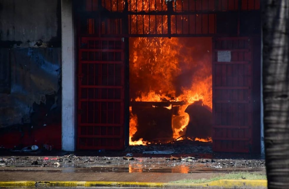 Un taller se incendió por completo en zona oeste y provocó pánico en los vecinos