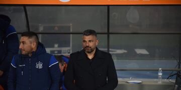 Javier Gandolfi y todo Talleres reclamaron penal a Rodrigo Garro en el partido con Central. Para el VAR no hubo falta  (La Voz archivo).