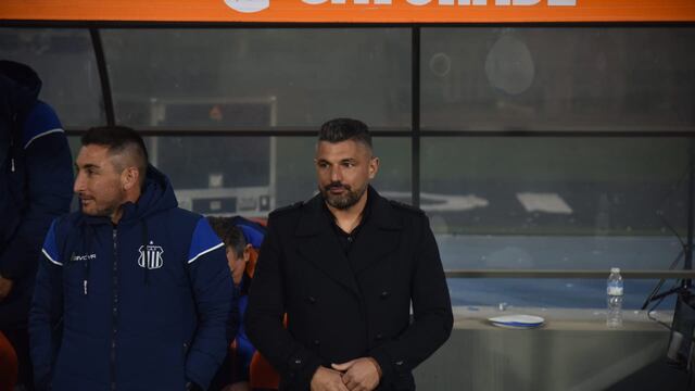 Javier Gandolfi y todo Talleres reclamaron penal a Rodrigo Garro en el partido con Central. Para el VAR no hubo falta  (La Voz archivo).