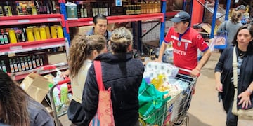 Una vez más los chilenos coparon supermercados y mayoristas mendocinos: hubo largas filas para ingresar a hacer las compras