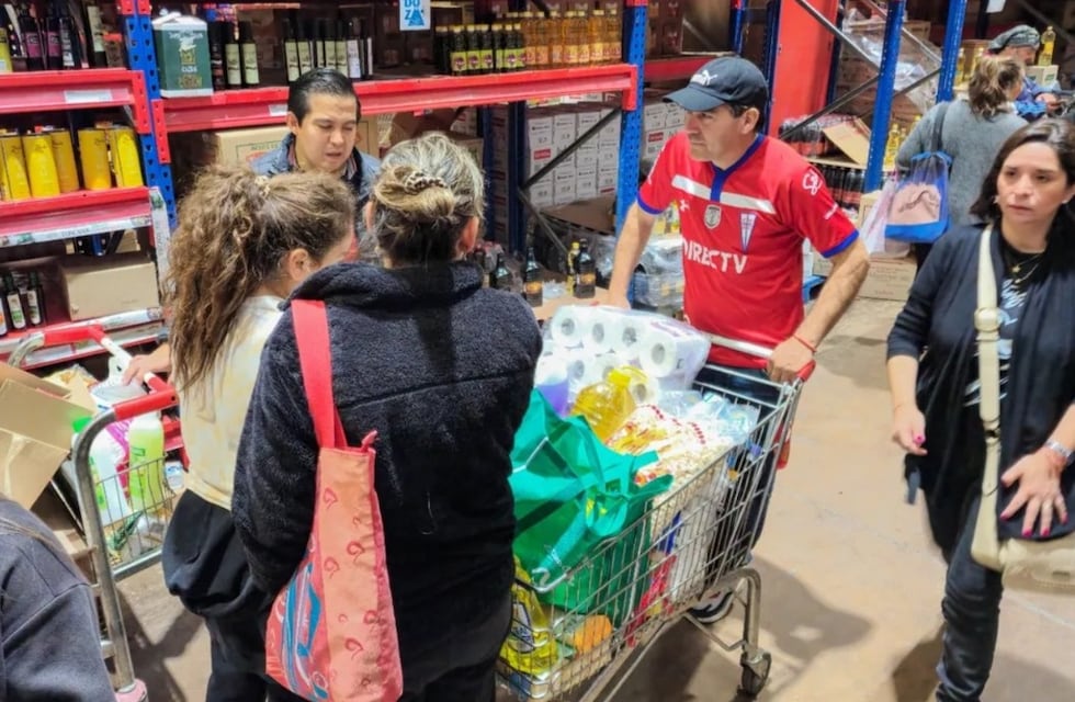 Una vez más los chilenos coparon supermercados y mayoristas mendocinos: hubo largas filas para ingresar a hacer las compras