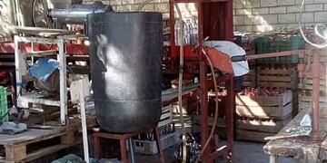 Los implementos que fueron decomisados en donde elaboraban tomate triturado y salsa de manera clandestina en un establecimiento de Bermejo. Gentileza Gobierno de Mendoza