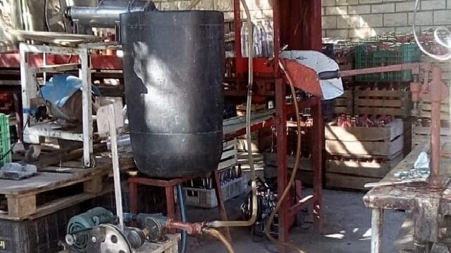 Los implementos que fueron decomisados en donde elaboraban tomate triturado y salsa de manera clandestina en un establecimiento de Bermejo. Gentileza Gobierno de Mendoza