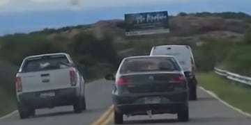 Las imágenes del sobrepaso indebido en las Altas Cumbres de Córdoba.