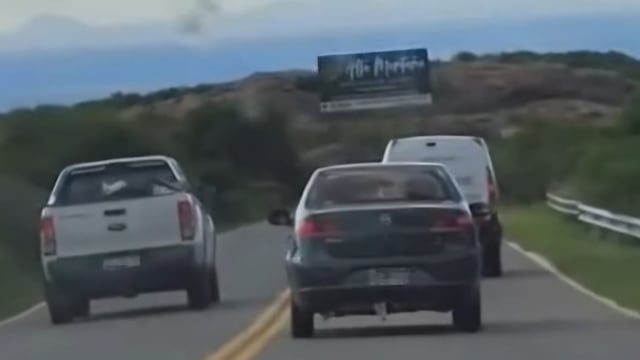 Las imágenes del sobrepaso indebido en las Altas Cumbres de Córdoba.