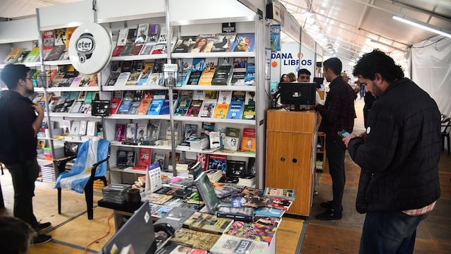 Feria del libro en la Plaza de la Intendencia .(Pedro Castillo / La Voz)