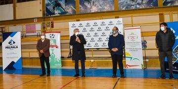 Bravo, Morales, Rivarola y Flores, en el acto de entrega de subsidios a clubes deportivos, realizado en la ciudad de Palpalá.