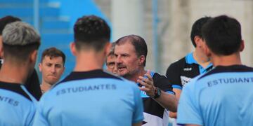 Gustavo Raggio, entrenador de Estudiantes de Río Cuarto, con una goleada en el ensayo frente al Cobreloa chileno (Prensa Estudiantes de Río Cuarto).