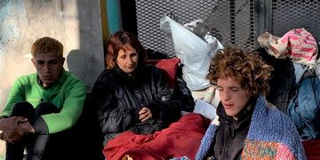 Una familia de La Plata terminó en la calle y pide ayuda a los vecinos.