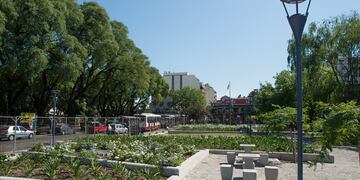 La plazoleta Pringles, en Parque Patricios, es elegida por los jóvenes para hacer juntadas y consumir alcohol.