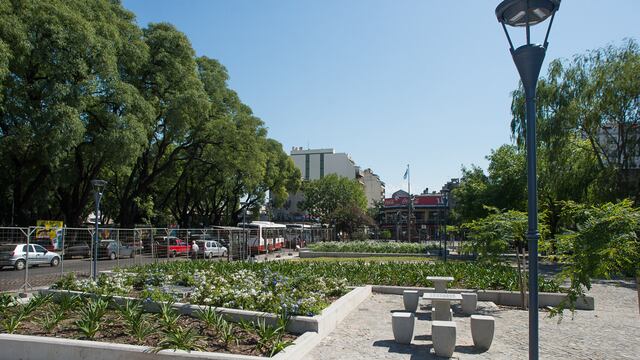 La plazoleta Pringles, en Parque Patricios, es elegida por los jóvenes para hacer juntadas y consumir alcohol.