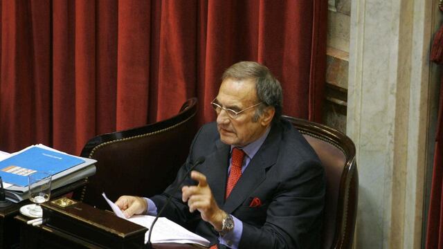 Siguen realizando estudios a Carlos Reutemann.