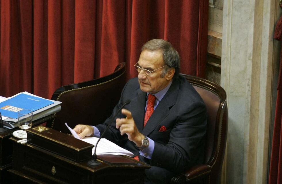 Carlos Reutemann continúa en terapia intensiva pero está estable y bajo control