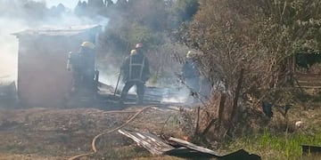 Pérdidas totales por un incendio en Jardín América: madre e hijo quedaron con lo puesto.